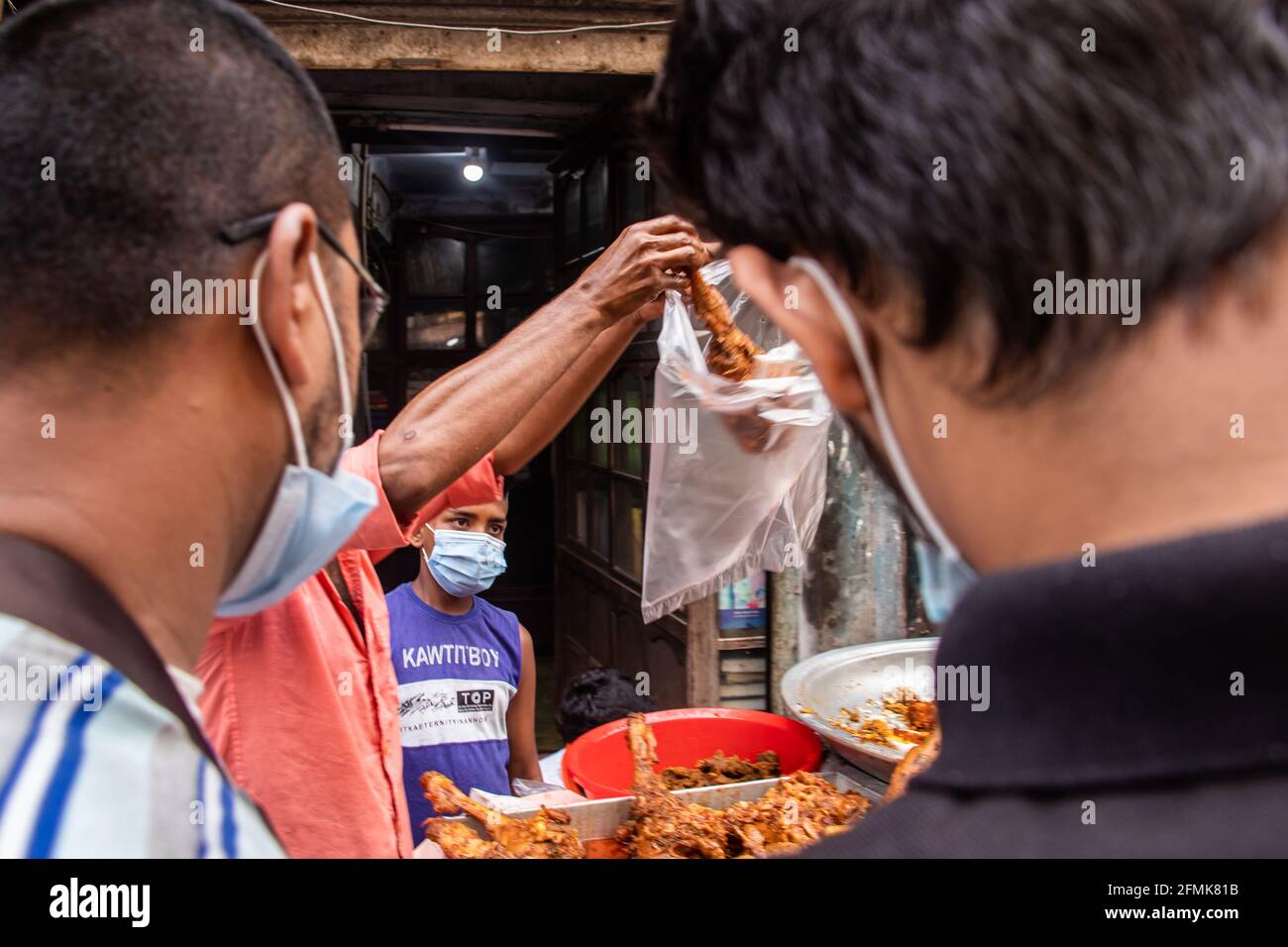 Traditionelle Verkaufsbewegung auf der Straße im Monat Ramadan 2021 habe ich dieses Bild von Chak Bazar, Dhaka, Bangladesch, Asien aufgenommen Stockfoto