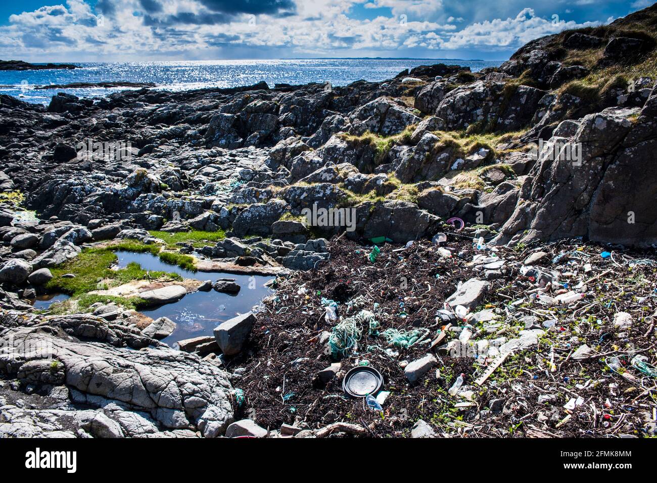Müll, Plastikmüll, der an der felsigen Küste im Nordwesten Schottlands, Ardnamurchan Point, aufgespült wird. Stockfoto