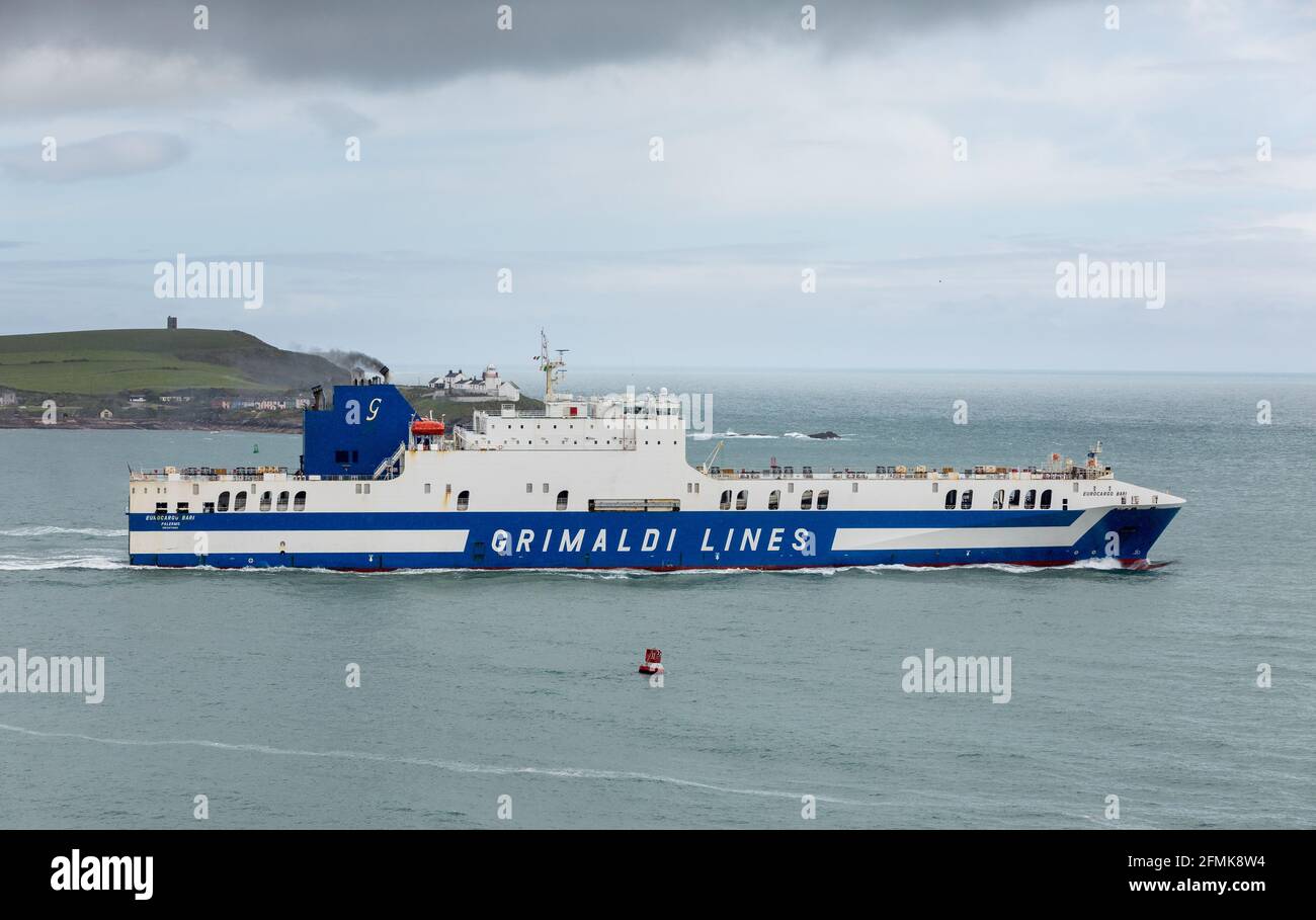 Cork Harbour, Cork, Irland. Mai 2021. Die RO-RO-Fähre Eurocargo Bari verlässt den Hafen von Cork auf ihrer ersten Überfahrt nach Antwerpen. Der neue Frachtdienst wird zweimal pro Woche von der Grimaldi-Gruppe betrieben und hat Cork als einen wichtigen Wachstumsmarkt für Exporte nach Europa identifiziert. - Credit; David Creedon / Alamy Live News Stockfoto