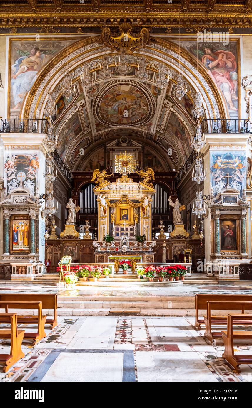 Frontansicht des luxuriösen Altars in der katholischen Kathedrale in Rom Stockfoto