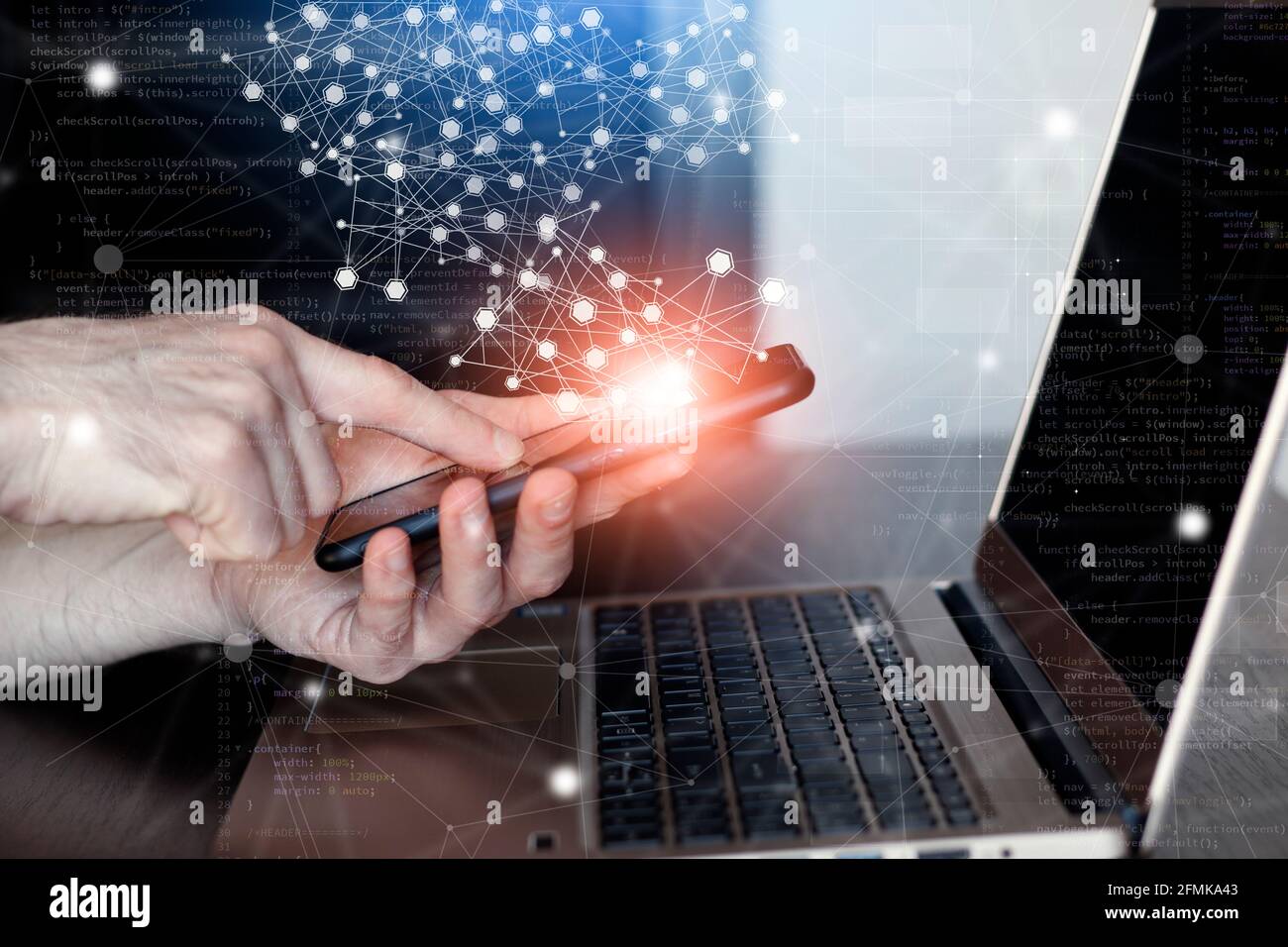 Globales Web-Technologie-Konzept Menschen Verbindungen Geschäftshintergrund. Finger auf Handy vor dem Laptop. Mixed Media Stockfoto