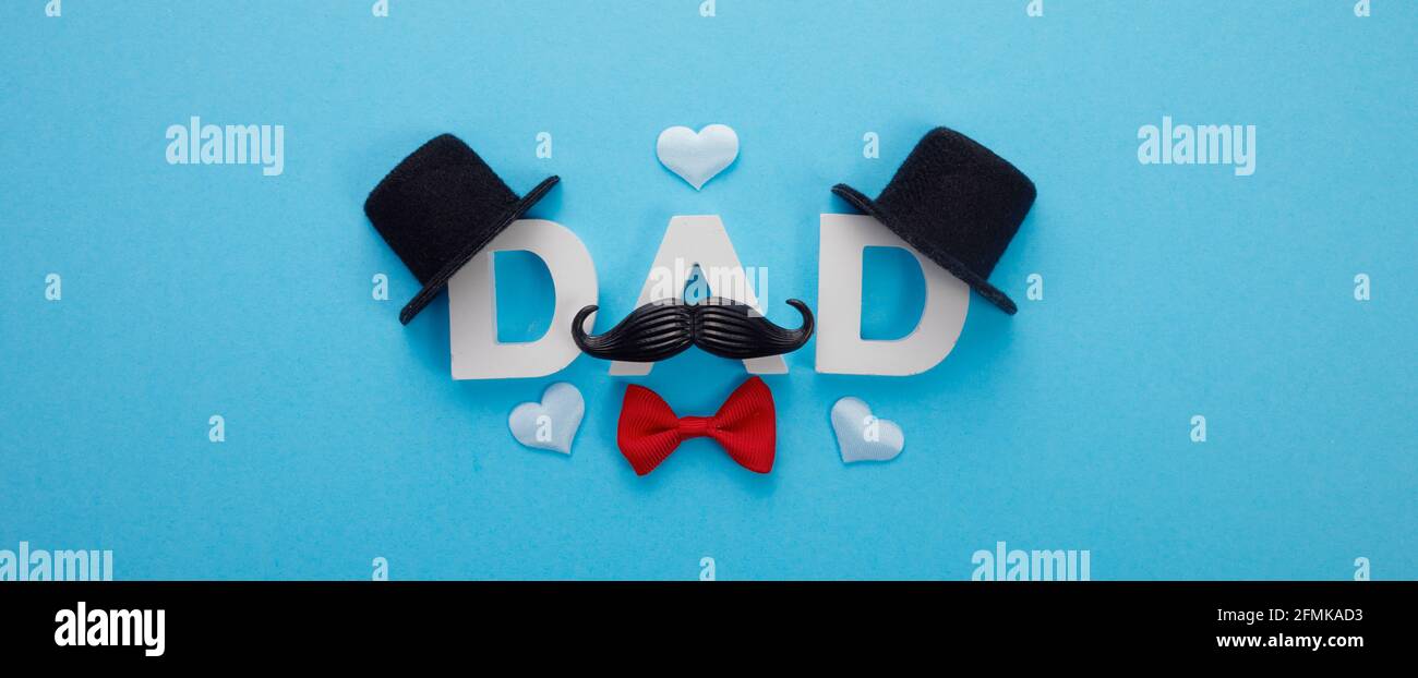Vatertag-Banner mit Wort Papa Schnurrbart und Hüten auf Blauer Hintergrund Stockfoto