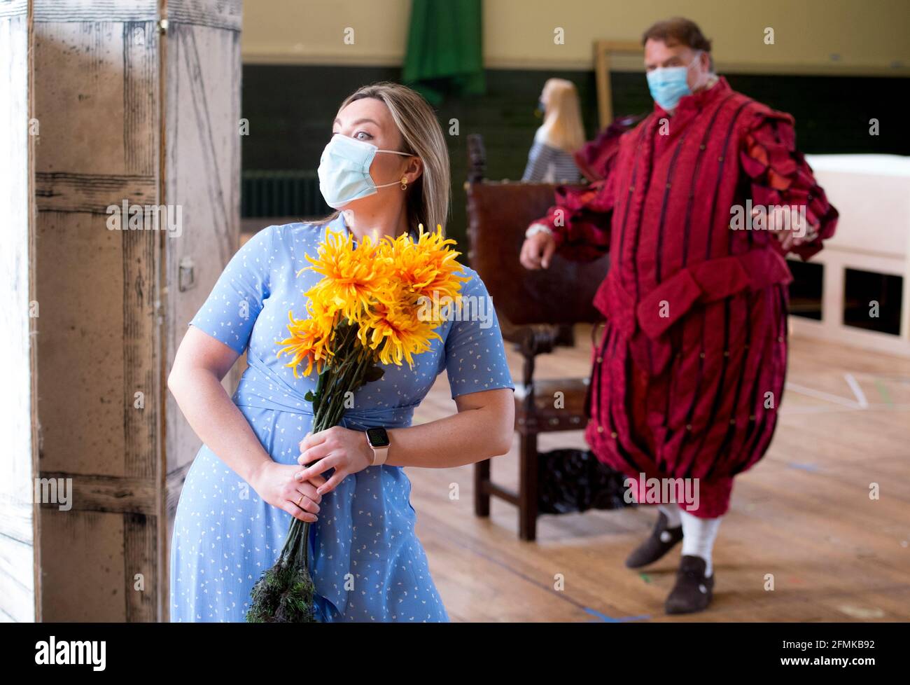 Natalya Romaniw und Bryn Terfel werden bei einer Probe von Falstaff für die Grange Park Opera maskiert und sozial distanziert. Die Proben fanden im Alford House in London statt, bevor die Oper vom 10. Juni bis 18. Juli zu sehen ist. Bilddatum: Montag, 10. Mai 2021. Stockfoto