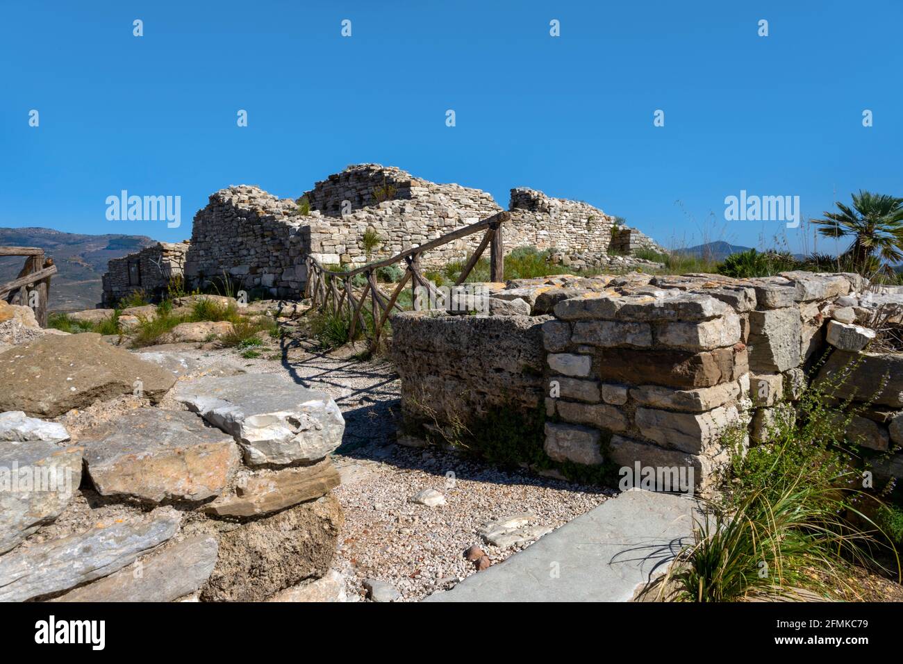 Ausgegrabene Ruinen der mittelalterlichen Burg auf der Spitze der antiken Stadt Segesta, Trapani, Sizilien, Italien gebaut. Stockfoto