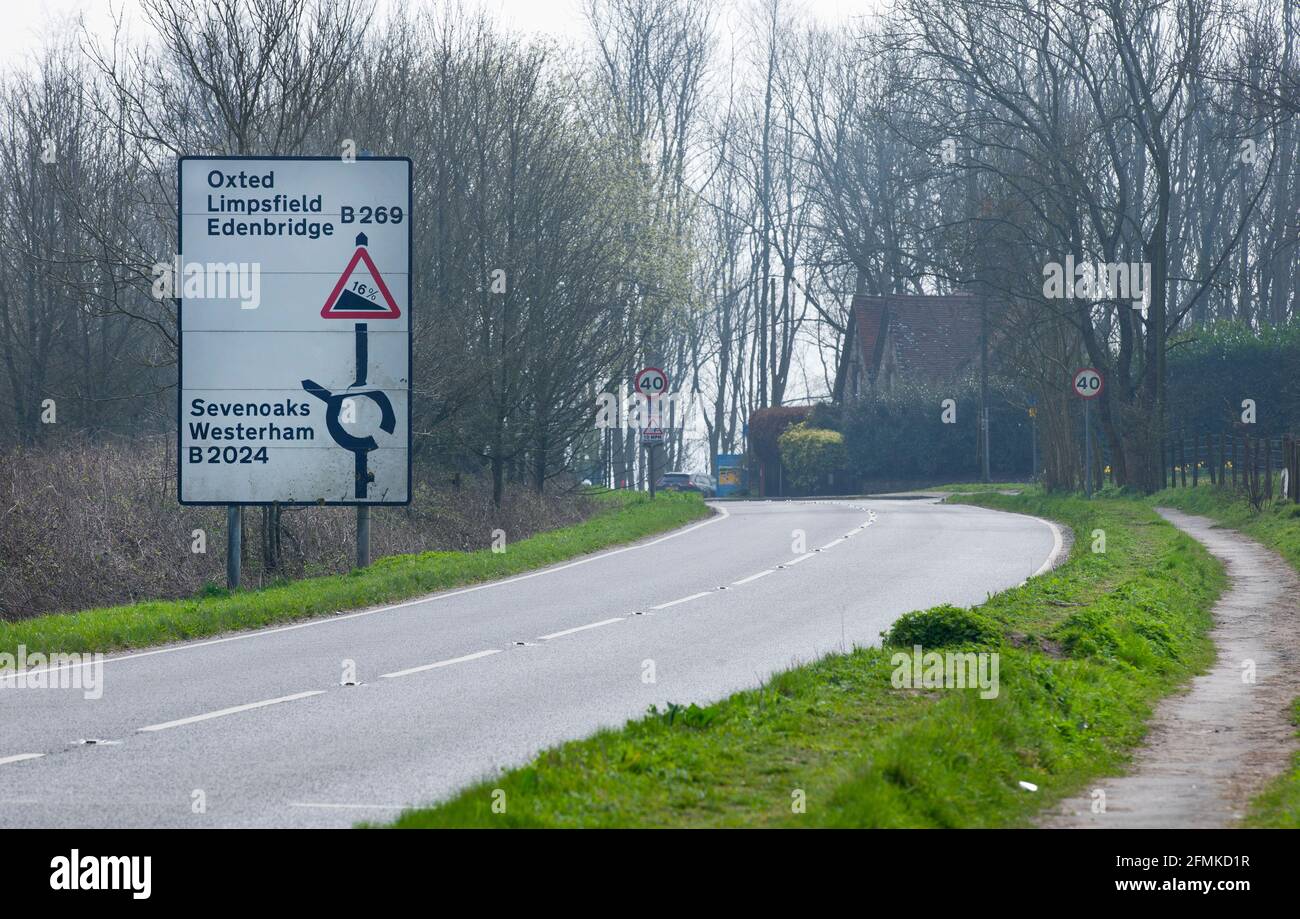 Straßenschild in der Nähe von Westerham, Kent, Großbritannien. Die B269 Straße, zwischen Oxted und Warlingham, in der Nähe des Botley Farm Public House in Titsey Stockfoto