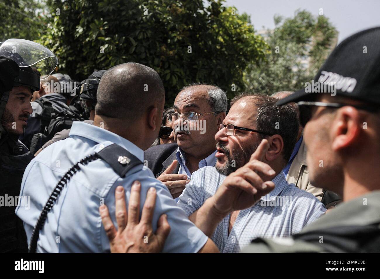 Jerusalem, Israel. Mai 2021. Ahmad Tibi (C), der Führer der Ta'al-Partei, einer israelischen arabischen politischen Partei, und andere Parteimitglieder sprechen mit Sicherheitskräften während ihres Besuches in Jerusalems Stadtteil Sheikh Jarrah. Einige palästinensische Familien in Sheikh Jarrah stehen vor der Räumung ihrer Häuser durch israelische Behörden, was die Spannungen in der Stadt weiter verschärft. Quelle: Ilia Yefimovich/dpa/Alamy Live News Stockfoto