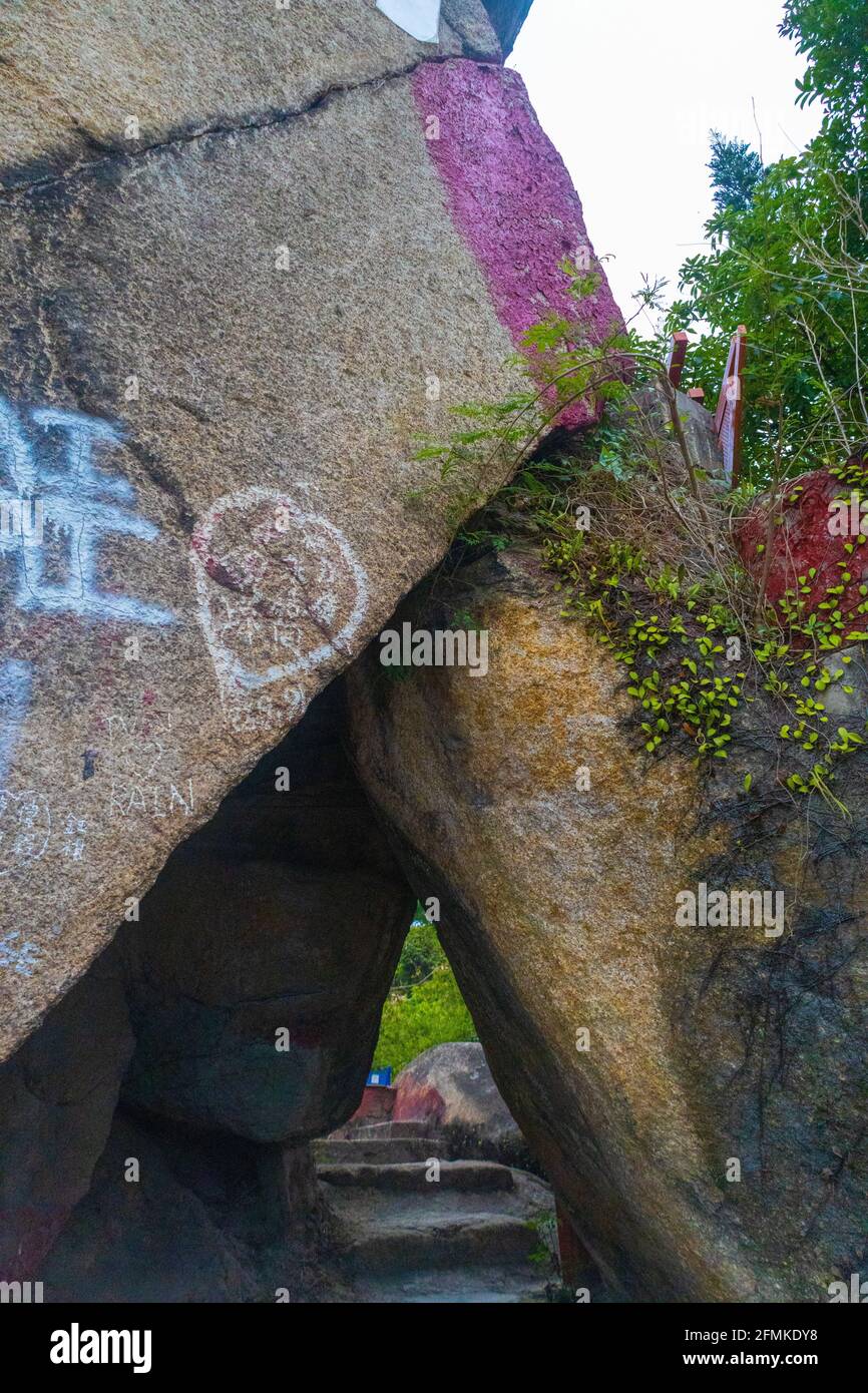 In das Loch unter dem Lovers Stone, von der Rückseite nach vorne in Hochformat durchschauen. Stockfoto