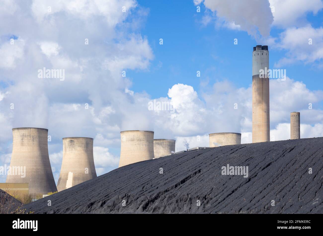 Kohlekraftwerk Ratcliffe-on-Soar mit Dampf aus den Kühltürmen und einem Kohlehaufen Ratcliffe auf dem Soar Nottinghamshire England GB Europa Stockfoto