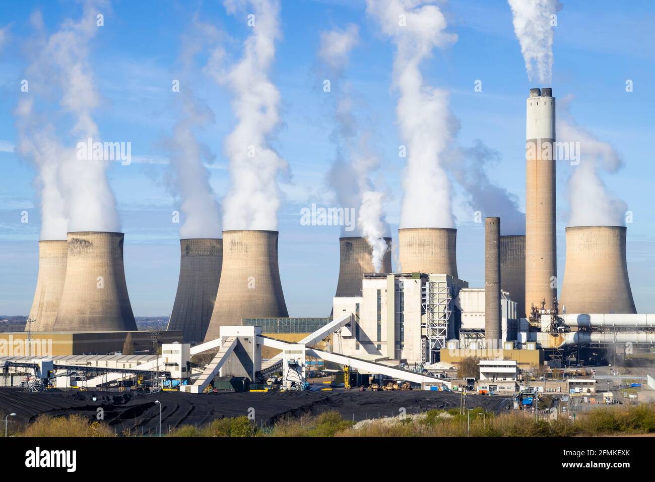 Luftverschmutzung durch das Kraftwerk Ratcliffe-on-Soar ein Kohlekraftwerk und Kühltürme Ratcliffe on Soar Nottinghamshire England GB Europa Stockfoto