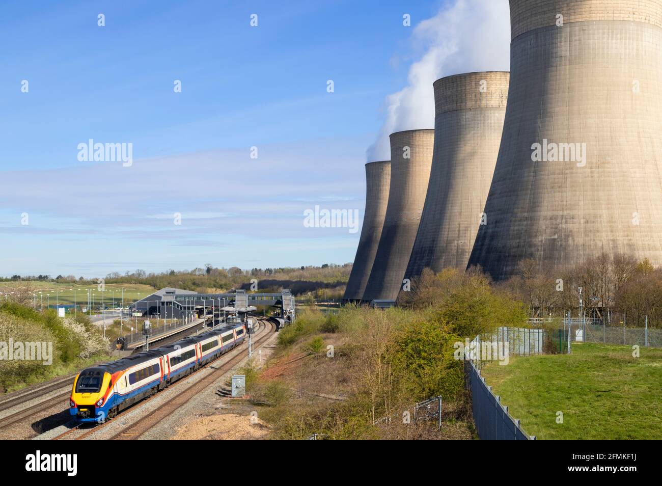 Ratcliffe-on-Soar Kohlekraftwerk mit Kühltürmen und einem Zug am East Midlands Parkway-Bahnhof Ratcliffe auf Nottinghamshire England Stockfoto
