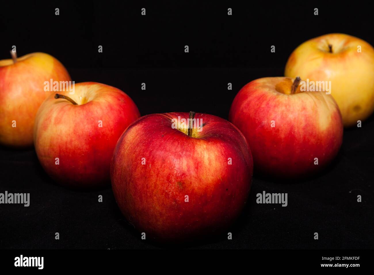 Roter Apfel auf schwarzem Hintergrund. Die Früchte sind voller Vitamine Stockfoto