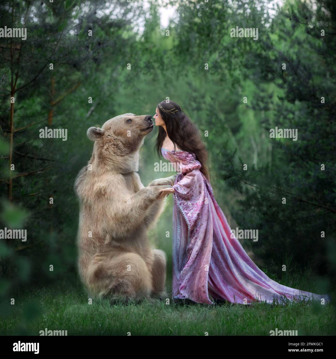Stepan lehnt sich mit diesem Modell für einen Kuss an. MOSKAU, RUSSLAND: TREFFEN SIE DEN echten Bären, der von seiner Mutter verlassen und von Menschen aufgezogen wurde, die jetzt eine Blüte haben Stockfoto