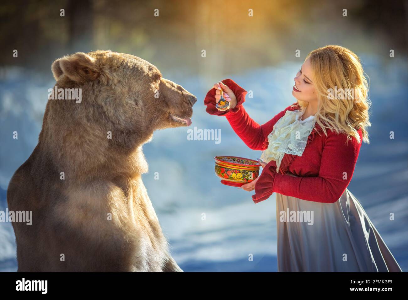 Alle Modelle waren begeistert, mit einem Bären zu arbeiten. MOSKAU, RUSSLAND: TREFFEN SIE DEN echten Bären, der von seiner Mutter verlassen und von Menschen aufgezogen wurde, die jetzt einen fl Stockfoto