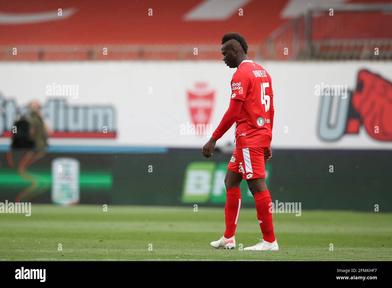 Monza, 10. Mai 2021. Mario Balotelli von AC Monza verlässt das Spielfeld in einer düsteren Stimmung nach dem finalen Pfeifen, da seine Seite an den Play-offs teilnehmen muss, um die Beförderung zur Serie A zu gewinnen, nachdem Salernitanas Sieg die Seite den zweiten automatischen Promotion-Spot sicherte Nach dem Spiel der Serie B im U-Power Stadium, Monza. Bildnachweis sollte lauten: Jonathan Moscrop / Sportimage Kredit: Sportimage/Alamy Live News Stockfoto