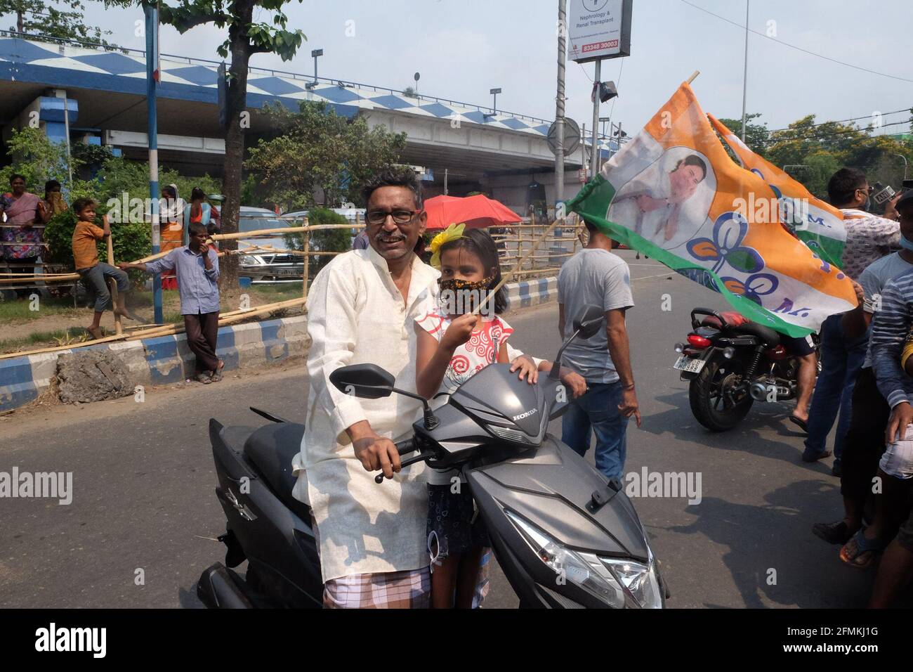 Alle Aktivisten der indischen Trinamool-Kongresspartei feiern ihren Sieg als Sieg bei den Parlamentswahlen mit 215 Sitzen. (Foto von Satyajit Shaw/Pacific Press) Stockfoto