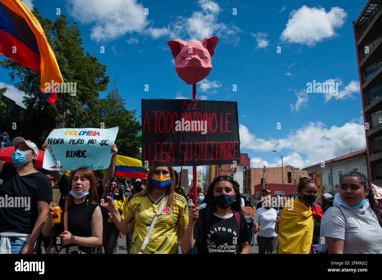 Ein Demonstrator hält ein Zeichen gegen Präsident Ivan Duque mit einem Schweinekopf, der am 9 2021. Mai in Bogota, Kolumbien, als steht: „jedes Schwein stirbt im dezember“ Stockfoto