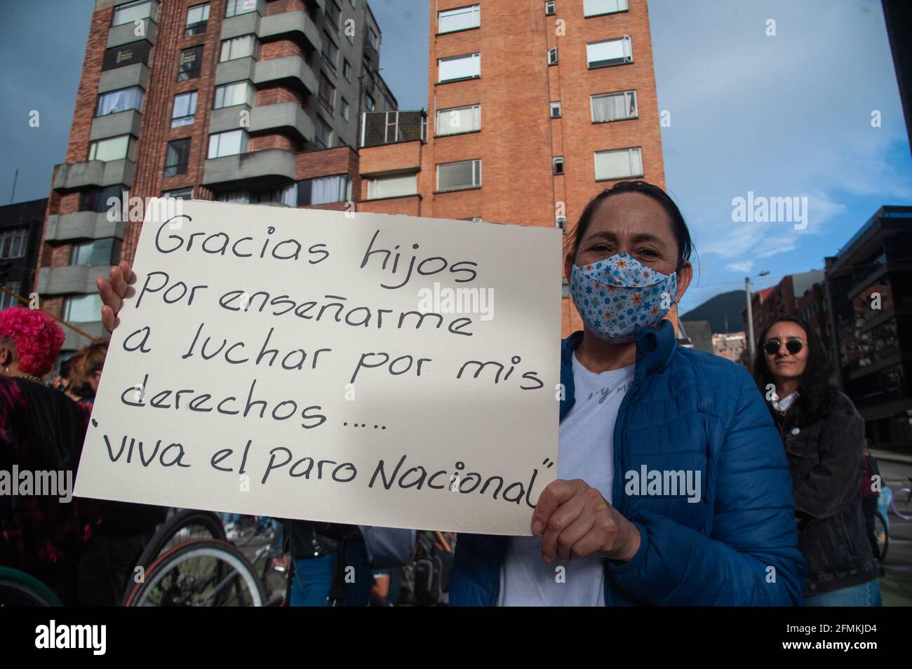 Eine Mutter, die an den Demonstrationen teilnimmt, hält ein Schild mit der Aufschrift: „Danke an meine Kinder, dass sie mir beigebracht haben, für meine Rechte zu kämpfen, geh weiter mit der Nationa Stockfoto