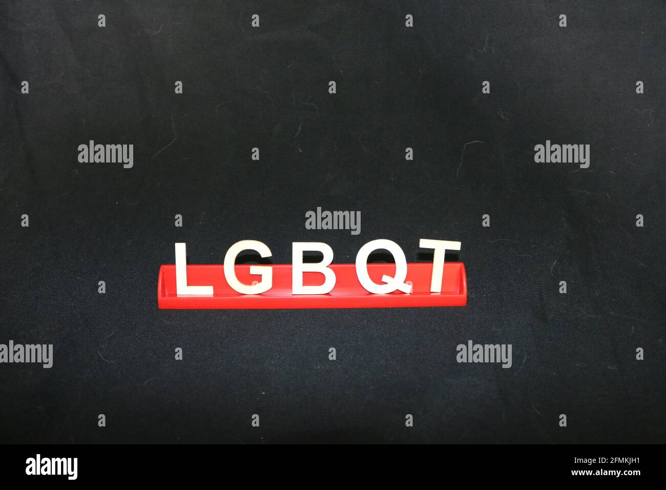 Das Wort LGBTQ auf schwarzem Hintergrund Stockfoto