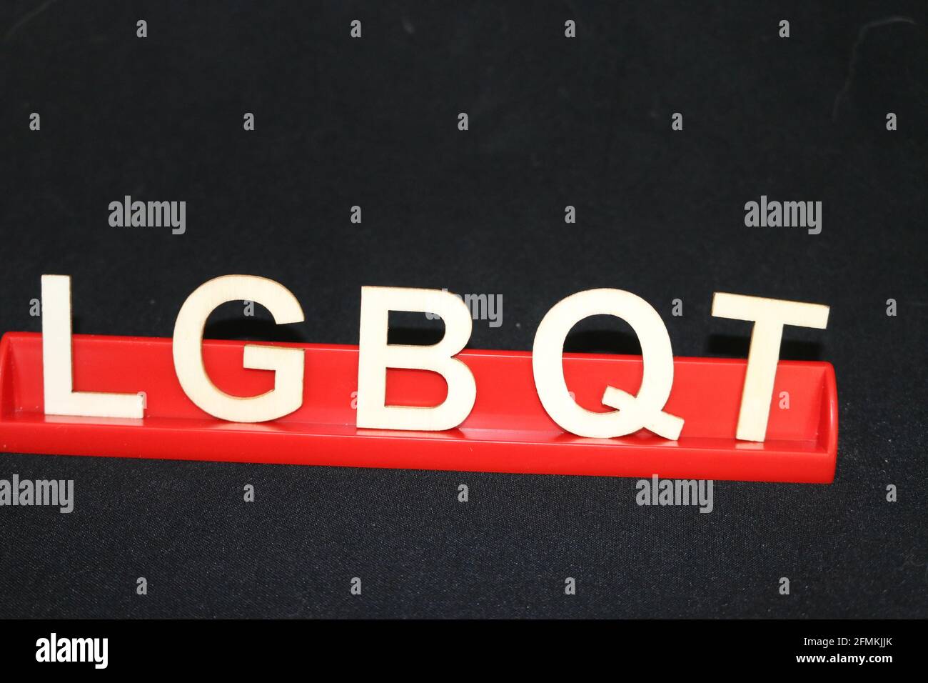 Das Wort LGBTQ auf schwarzem Hintergrund Stockfoto