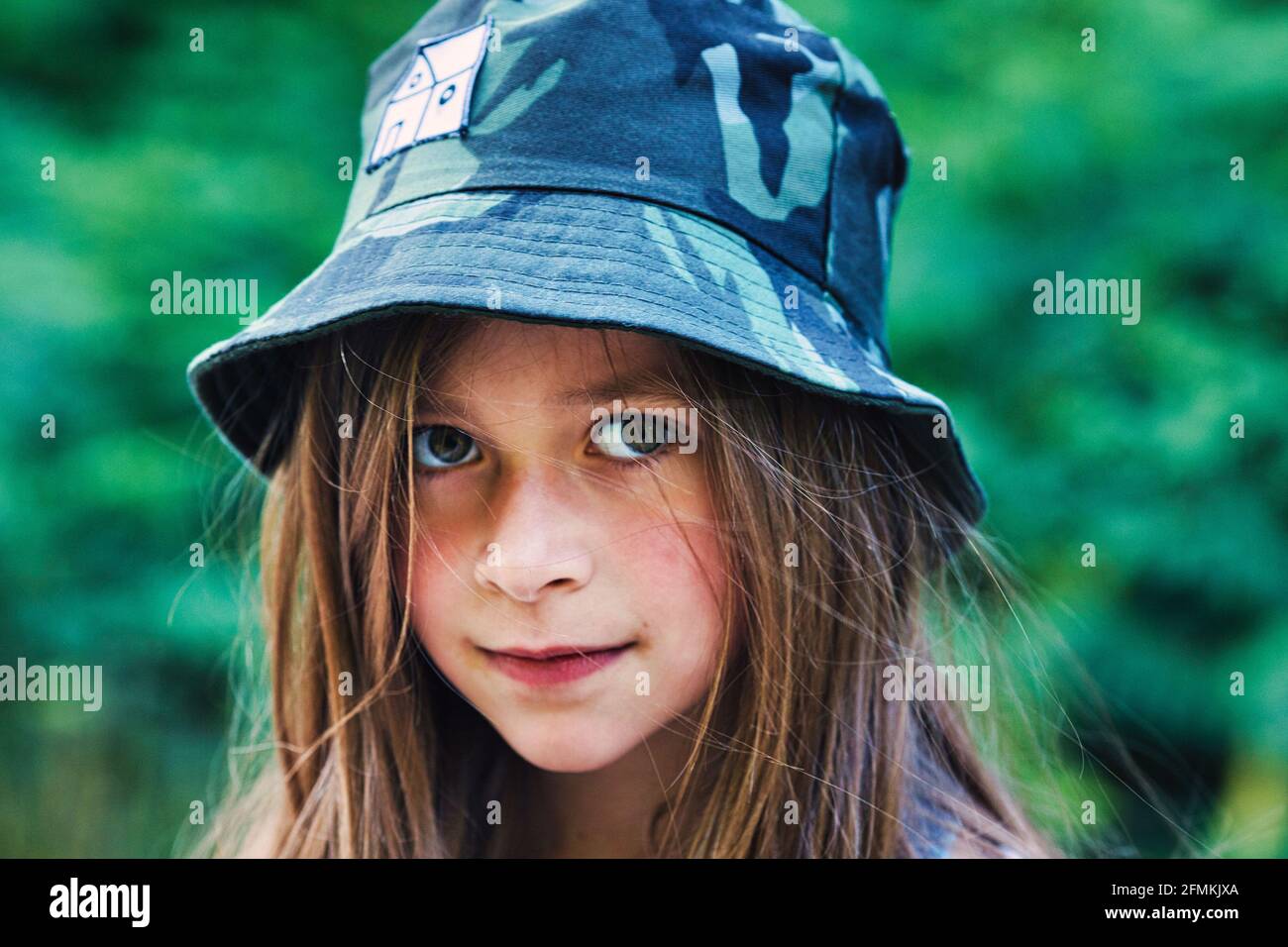 Portrait von modischen Mädchen trägt einen Eimer Hut. Stockfoto