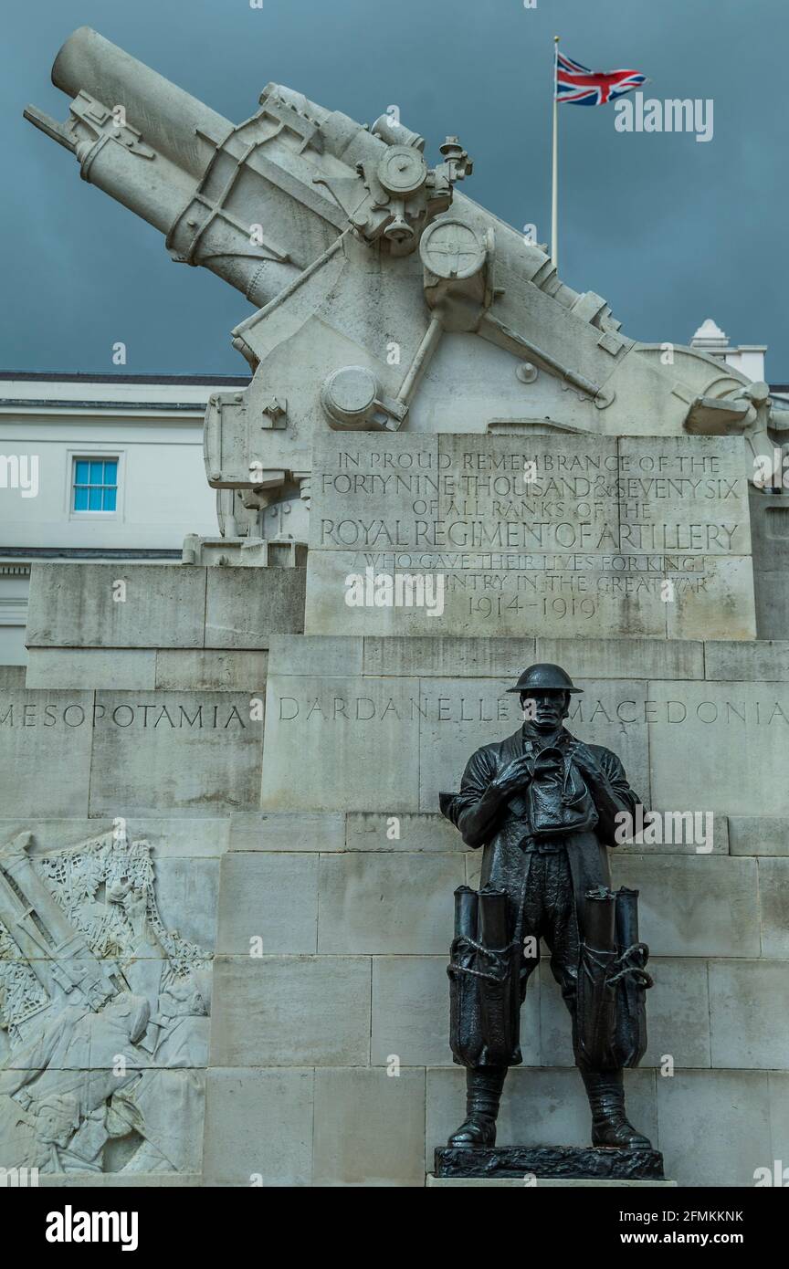 London, Großbritannien. Mai 2021. Unter stürmischem Himmel fliegt ein Wagenheber auf einem Gebäude hinter dem Royal Artillery Regimental Memorial. Es wurde von Charles Sargent Jagger entworfen. Kredit: Guy Bell/Alamy Live Nachrichten Stockfoto