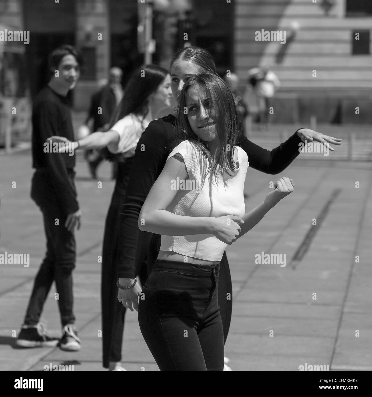 Serbien, 29. April 2021: Mädchen nehmen an einem Flash-Mob-Tanz auf dem Platz der Republik in Belgrad Teil, um den Internationalen Tanztag zu feiern (Schwarzweiß) Stockfoto