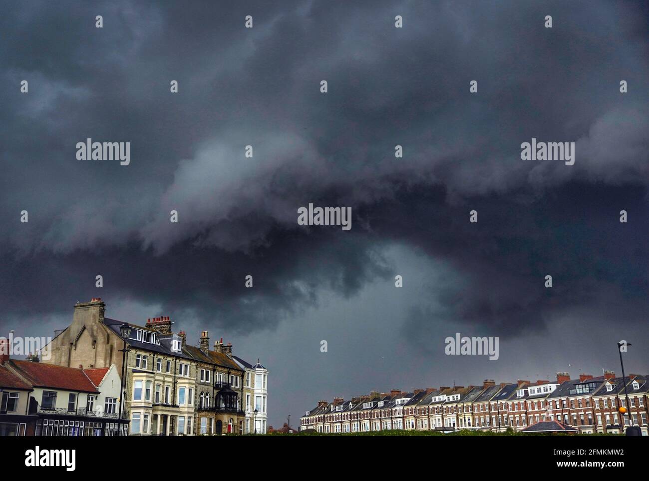 Sturmwolken Rollen über Tynemouth im Nordosten Englands. Bilddatum: Montag, 10. Mai 2021. Stockfoto