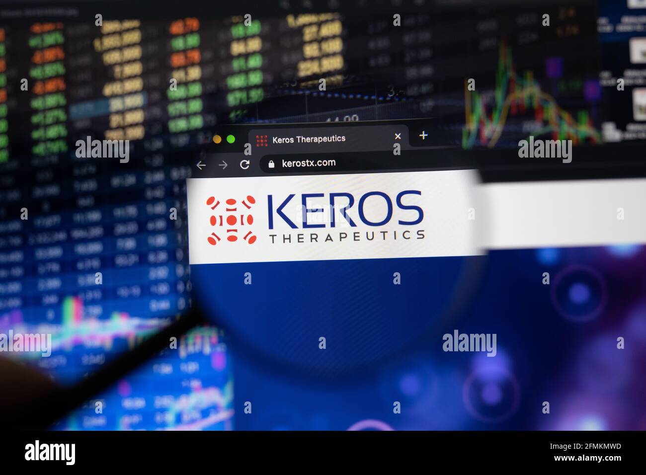 Firmenlogo von Keros Therapeutics auf einer Website mit verschwommenen Börsenentwicklungen im Hintergrund, gesehen auf einem Computerbildschirm Stockfoto