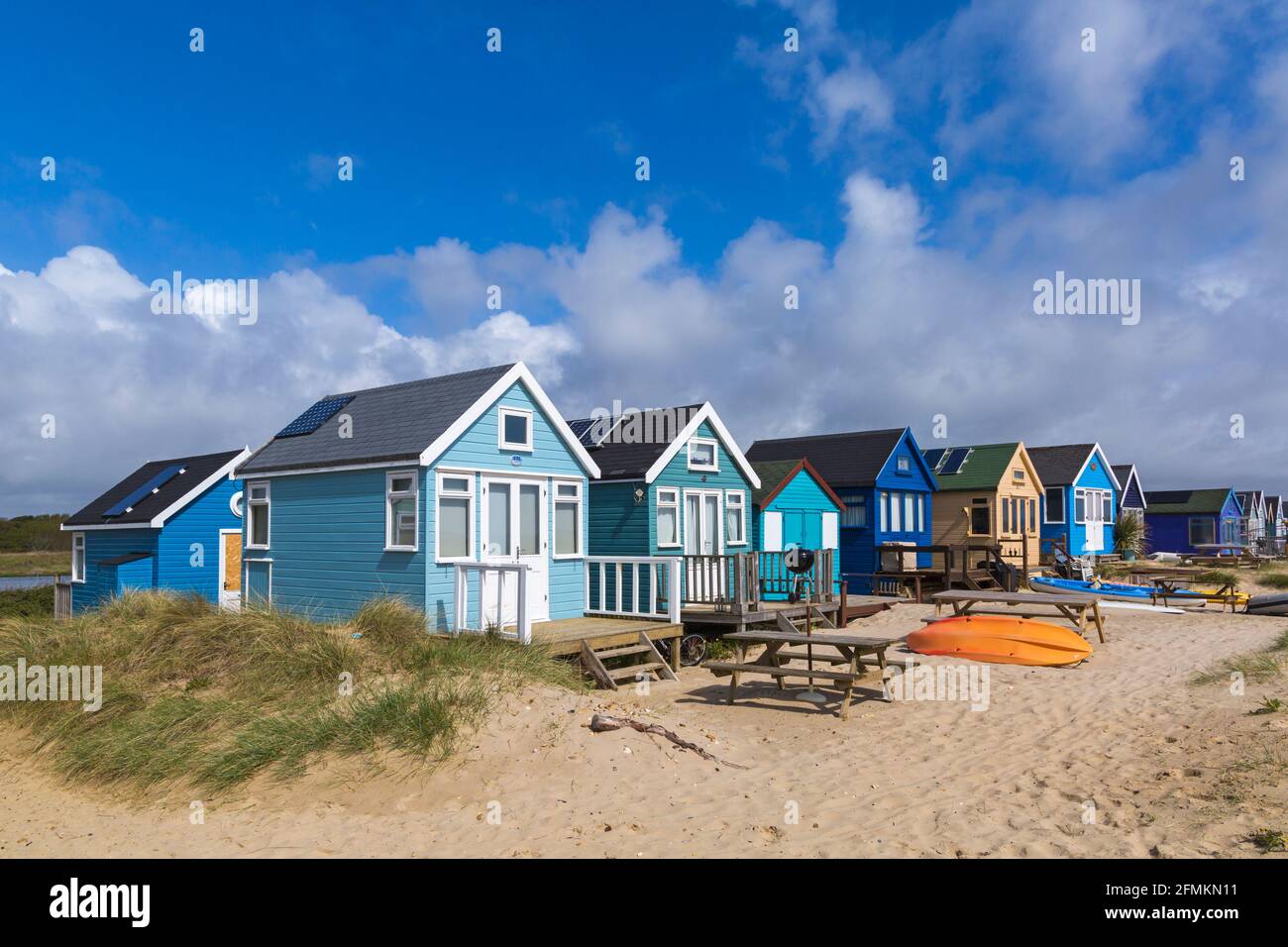 Strandhütten in Hengistbury Head, Mudeford Spit, Christchurch, Dorset UK im Mai Stockfoto
