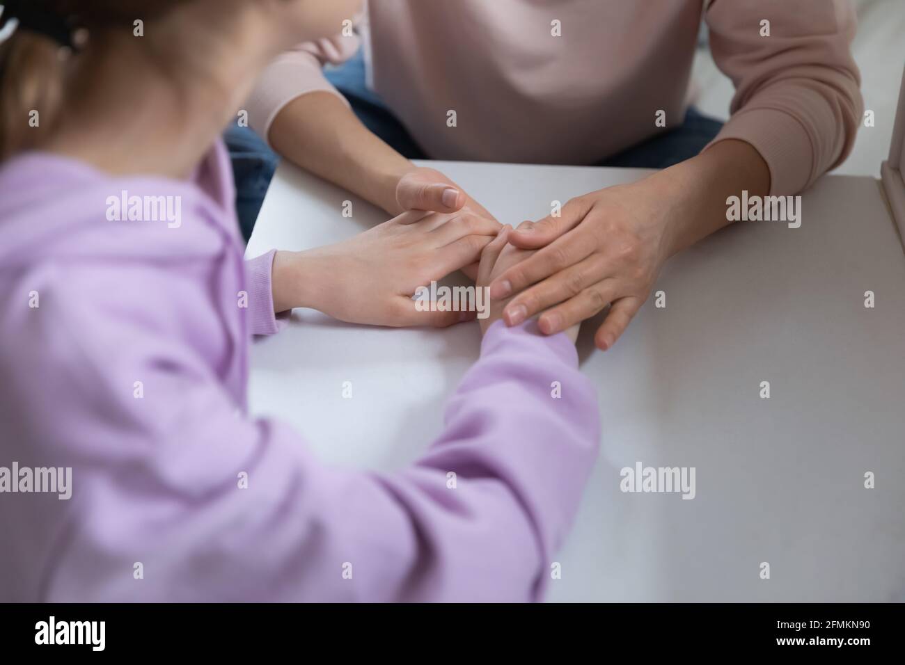 Junge Jugendliche Kind Mädchen teilen Probleme mit Mutter. Stockfoto