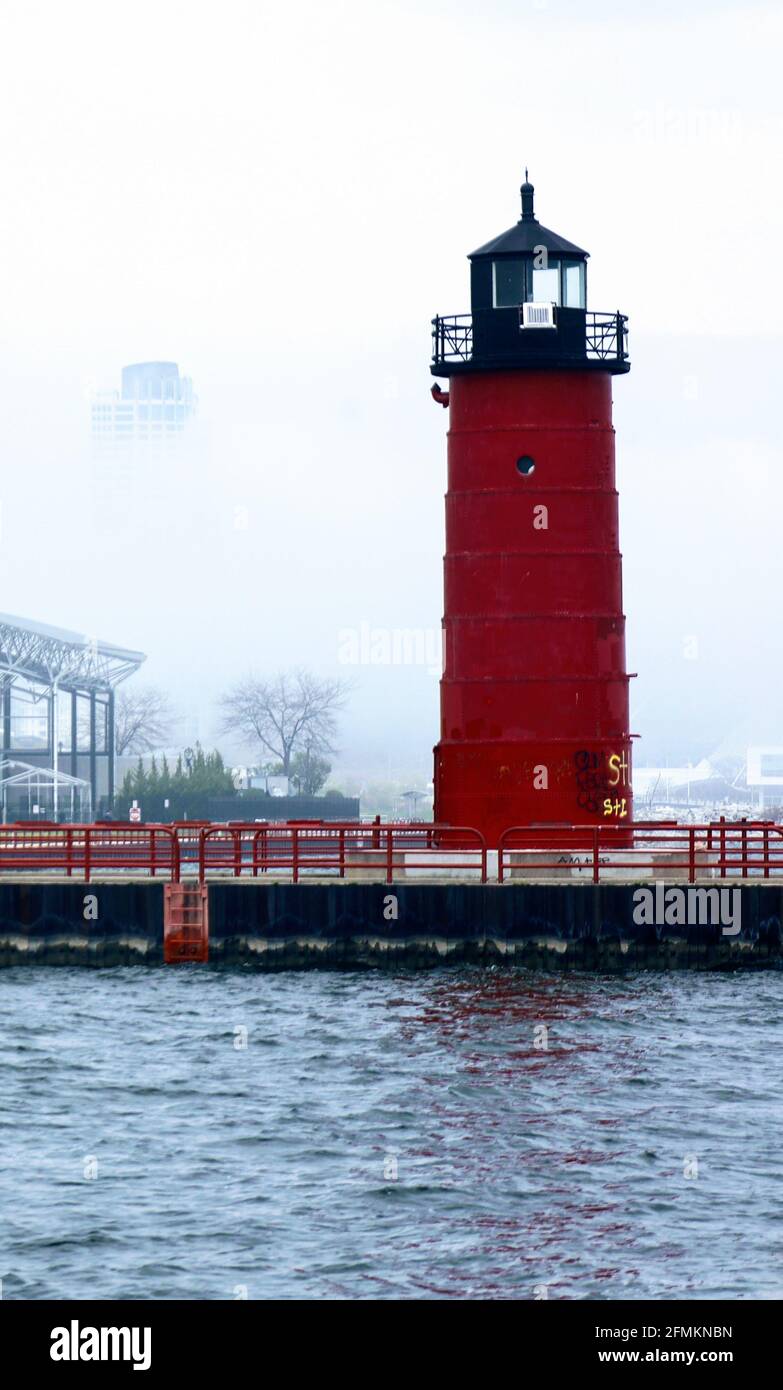 Hafen von Milwaukee mit Blick auf Lake Michigan mit Leuchtturm und Hoan-Brücke Stockfoto