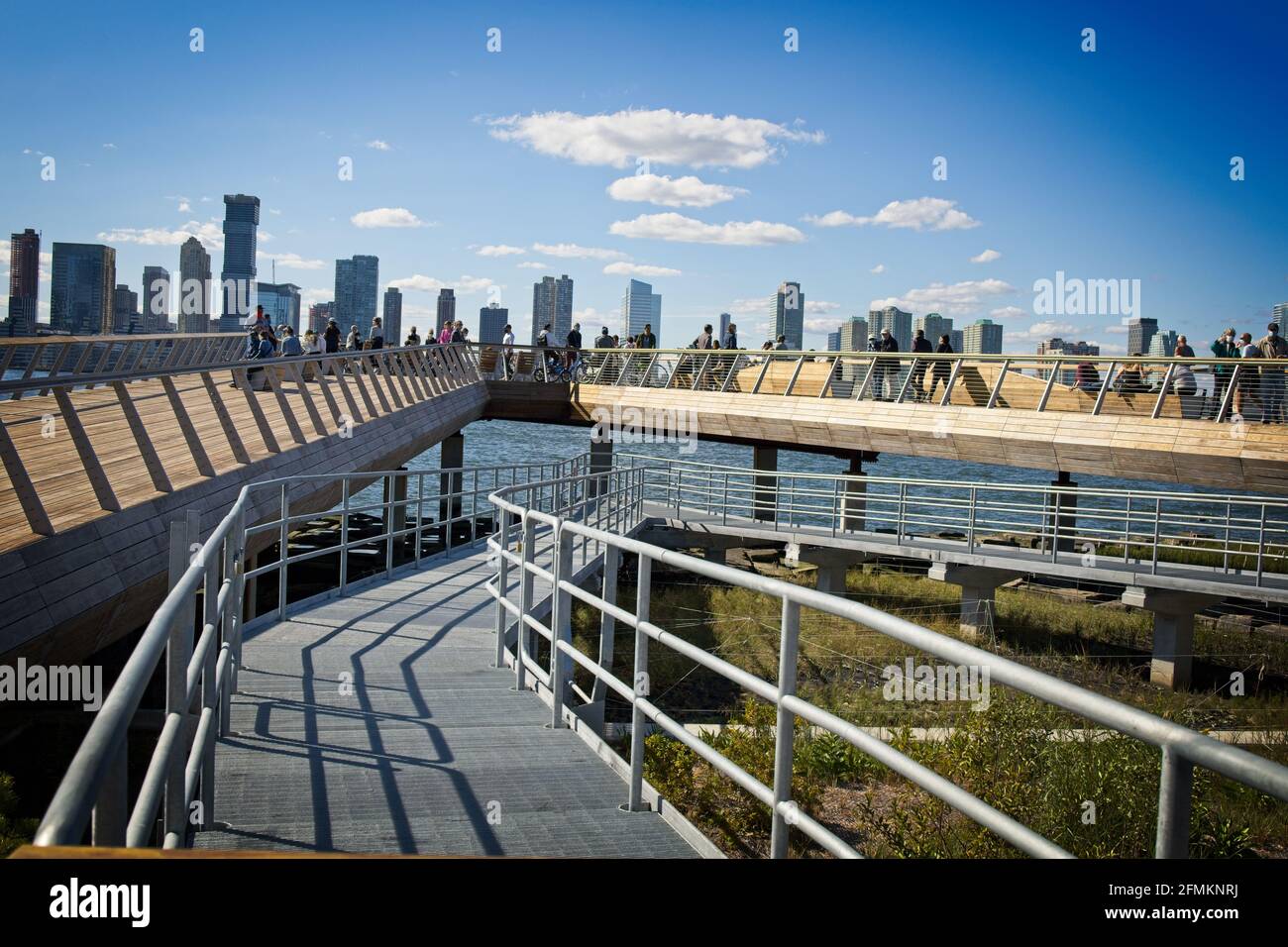 New York, NY, USA - 10. Mai 2021: Menschen genießen den Blick auf Jersey City vom Pier 26 in Lower Manhattan Stockfoto