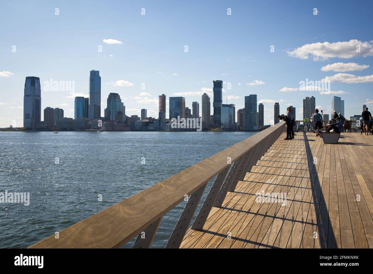 New York, NY, USA - 10. Mai 2021: Jersey City aus der Sicht vom Pier 26 in Lower Manhattan Stockfoto