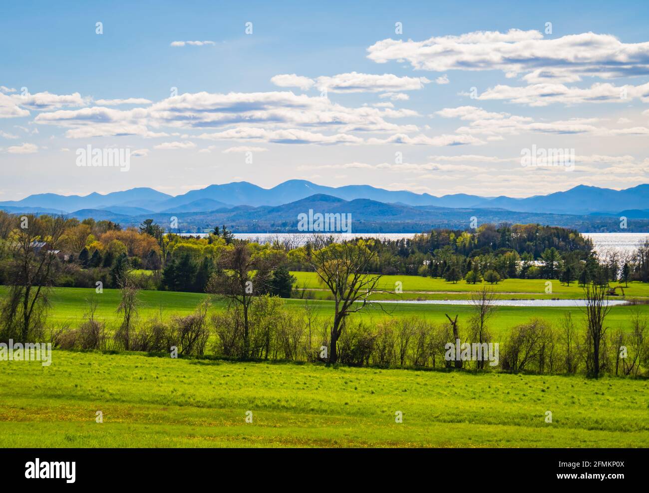 Frühlingsansicht des Lake Champlain in Vermont und der Adirondack Mountains in New York Stockfoto