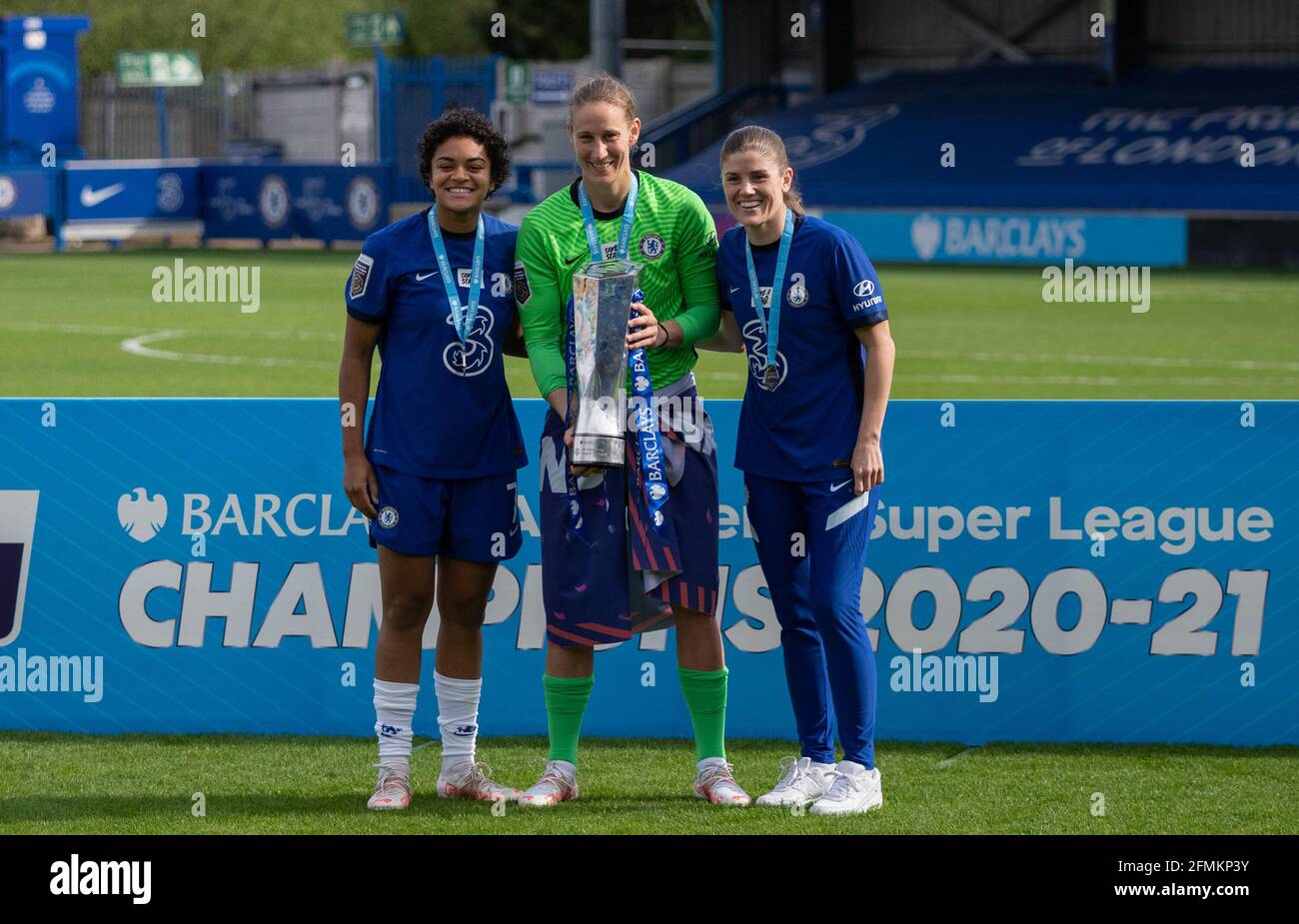 Kingston, Großbritannien. Mai 2021. (L-r) Jessica Carter, Torhüterin Ann-Katrin Berger & Maren Mjelde von Chelsea Women, nachdem das Team beim FAWSL-Spiel zwischen Chelsea Women und Reading Women am 9. Mai 2021 im Kingsmeadow Stadium in Kingston, England, zur FAWSL-Champions 2020/21 gekürt wurde. Foto von Andy Rowland. Quelle: Prime Media Images/Alamy Live News Stockfoto