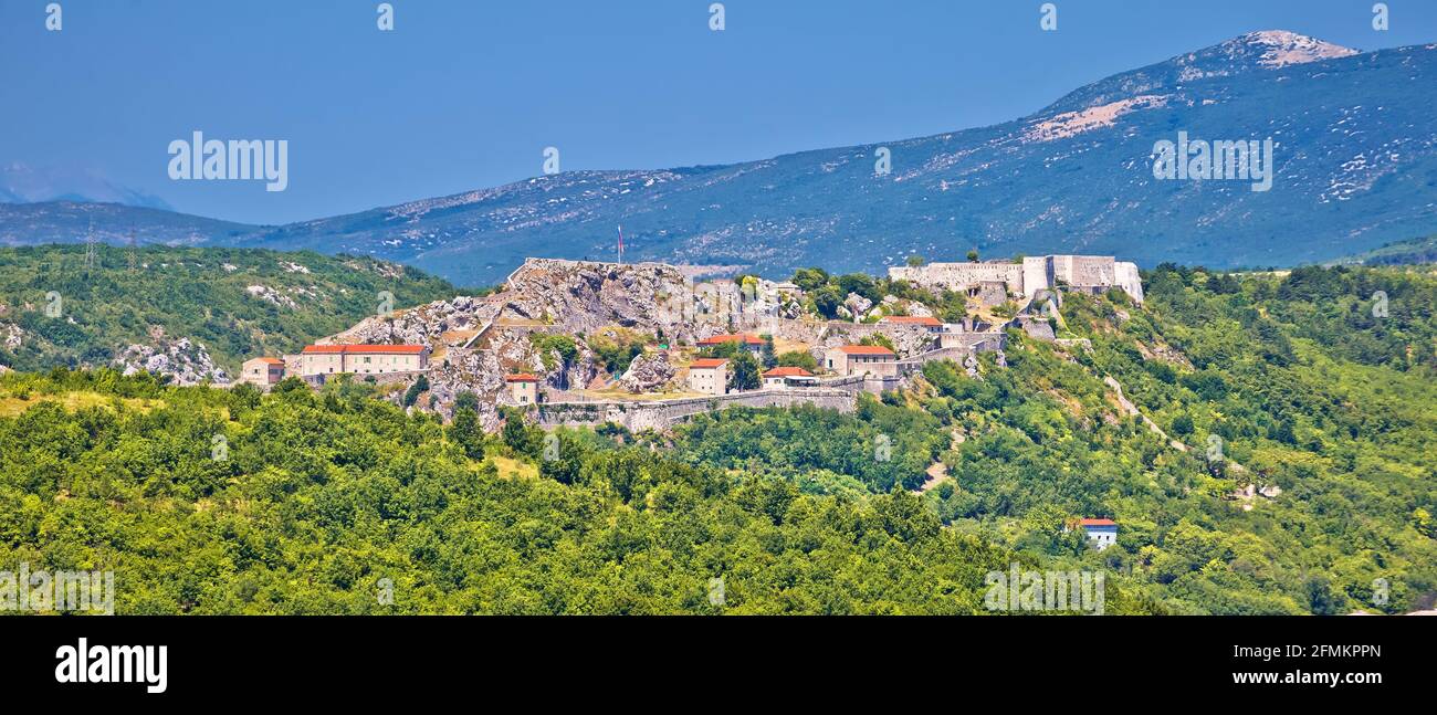 Knin Festung und Landschaft Luftpanorama, zweitgrößte Festung in Kroatien Stockfoto