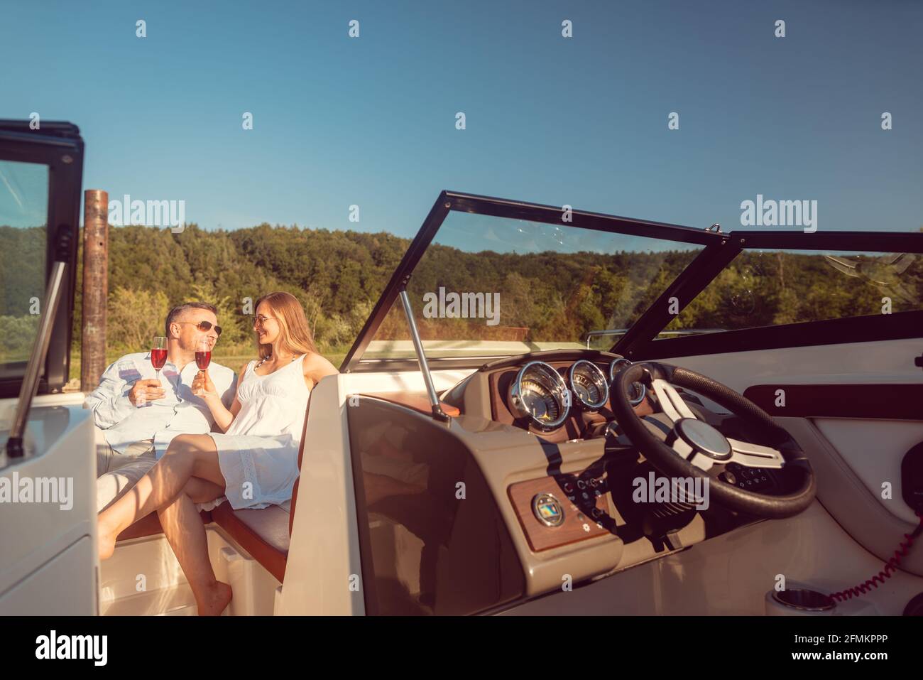 Frau und Mann entspannen sich auf ihrer Flussyacht Stockfoto