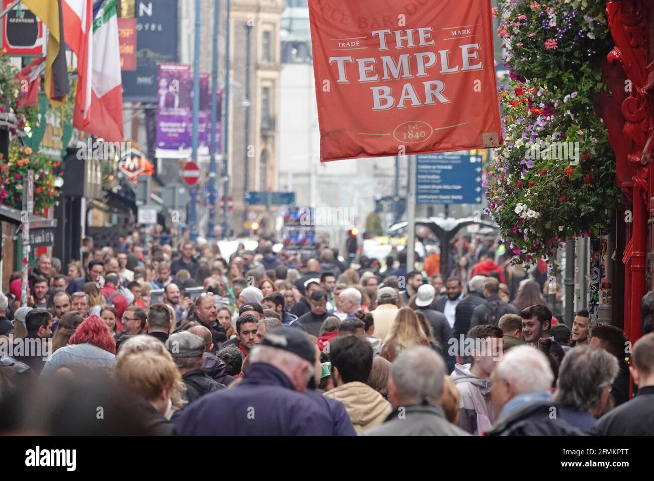 Dublin, Irland - 7. Juni 2019: Eine große Menschenmenge wird entlang der Hauptstraße des berühmten Viertels Temple Bar gezeigt. Nur für redaktionelle Zwecke. Stockfoto