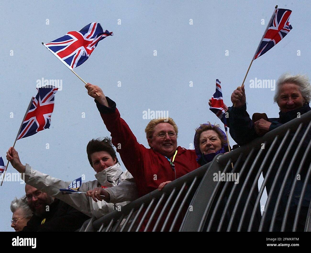 HMS ARK ROYAL KEHRT NACH PORTSMOUTH ZURÜCK. PIC MIKE WALKER, 2003 Stockfoto