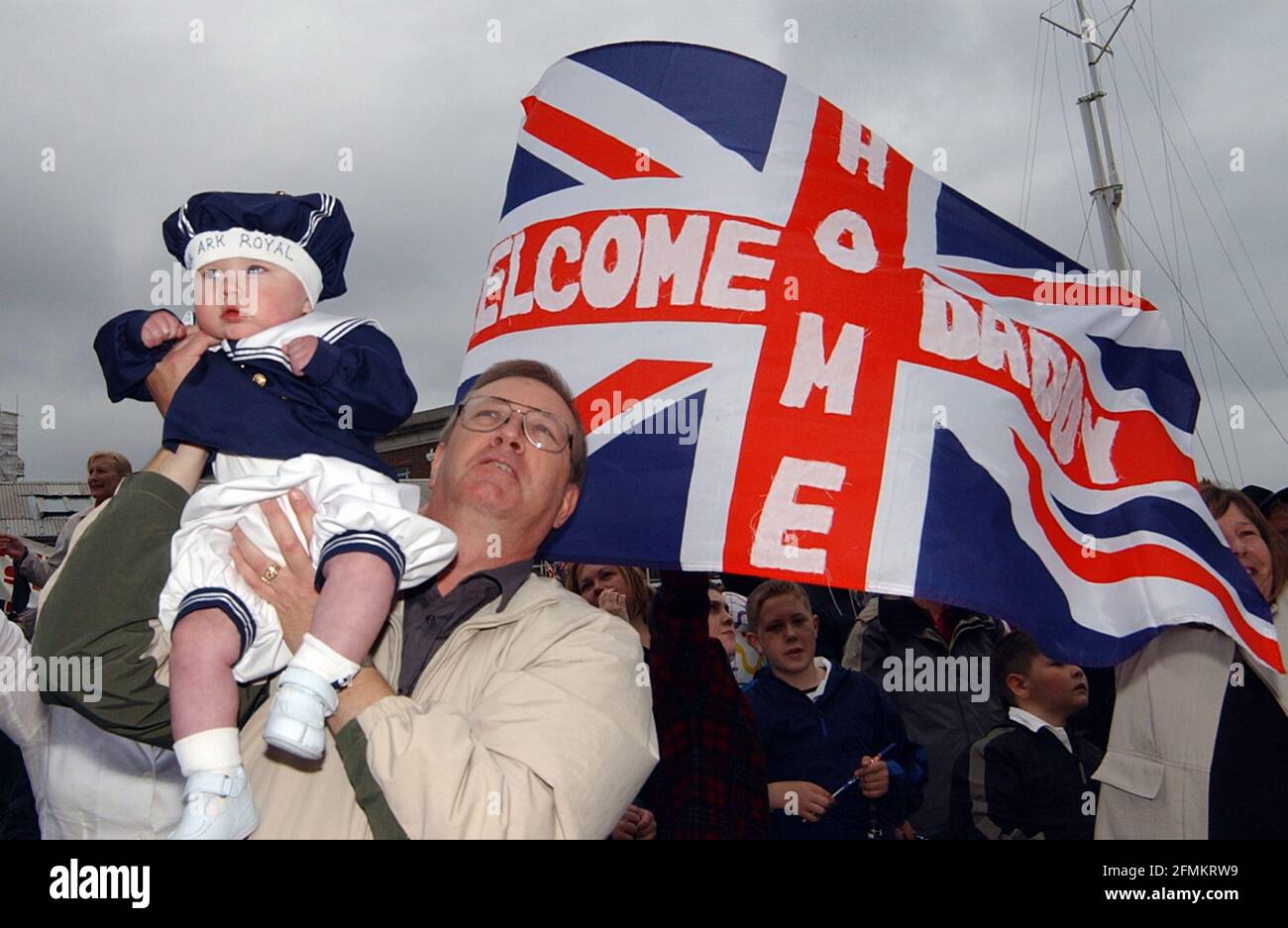 GERARD EVANS , (9 MONATE, MIT GROSSVATER TOMMY WINKTE ZU VATER CPO TOMMY EVANS AUS LIVERPOOL ALS ARK ROYAL DOCKS' PIC MIKE WALKER 2003 Stockfoto