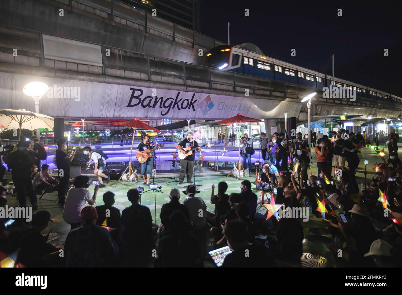 Bangkok, Thailand. Mai 2021. Der Protestierende sah während der Demonstration, wie er die Bürgerband beim Spielen von Liedern sah. Prodemokratische Demonstranten versammeln sich am Skywalk der Pathumwan Junction in Bangkok mit Papiersternen und beleuchten sie mit Taschenlampen auf ihren Smartphones als Symbol der Beleuchtung oder der Anstiftung zur Hoffnung. Die Demonstranten fordern das Recht, inhaftierte Pro-Demokratie-Führer und andere politische Gefangene, die unter diesem Gesetz beschuldigt wurden, aus der Haft zu retten. (Foto von Varuth Pongsapipatt/SOPA Image/Sipa USA) Quelle: SIPA USA/Alamy Live News Stockfoto