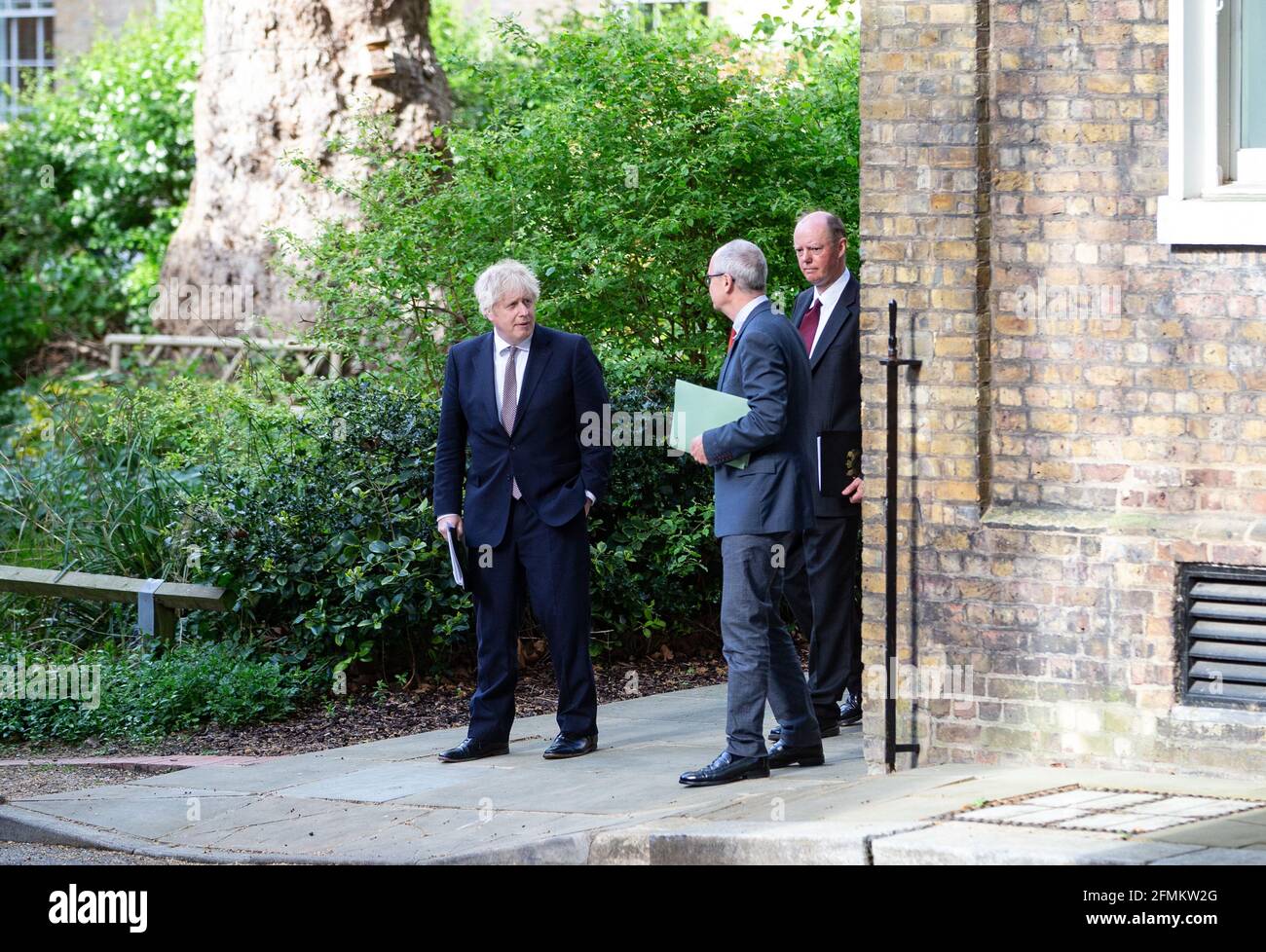 London, Großbritannien. Mai 2021. Premierminister Boris Johnson verlässt die Pressekonferenz mit Patrick Vallance und Chris Whitty, wo er wesentliche Änderungen der Coronavirus-Regeln angekündigt hat. Boris Johnson Pressekonferenz Quelle: Mark Thomas/Alamy Live News Stockfoto