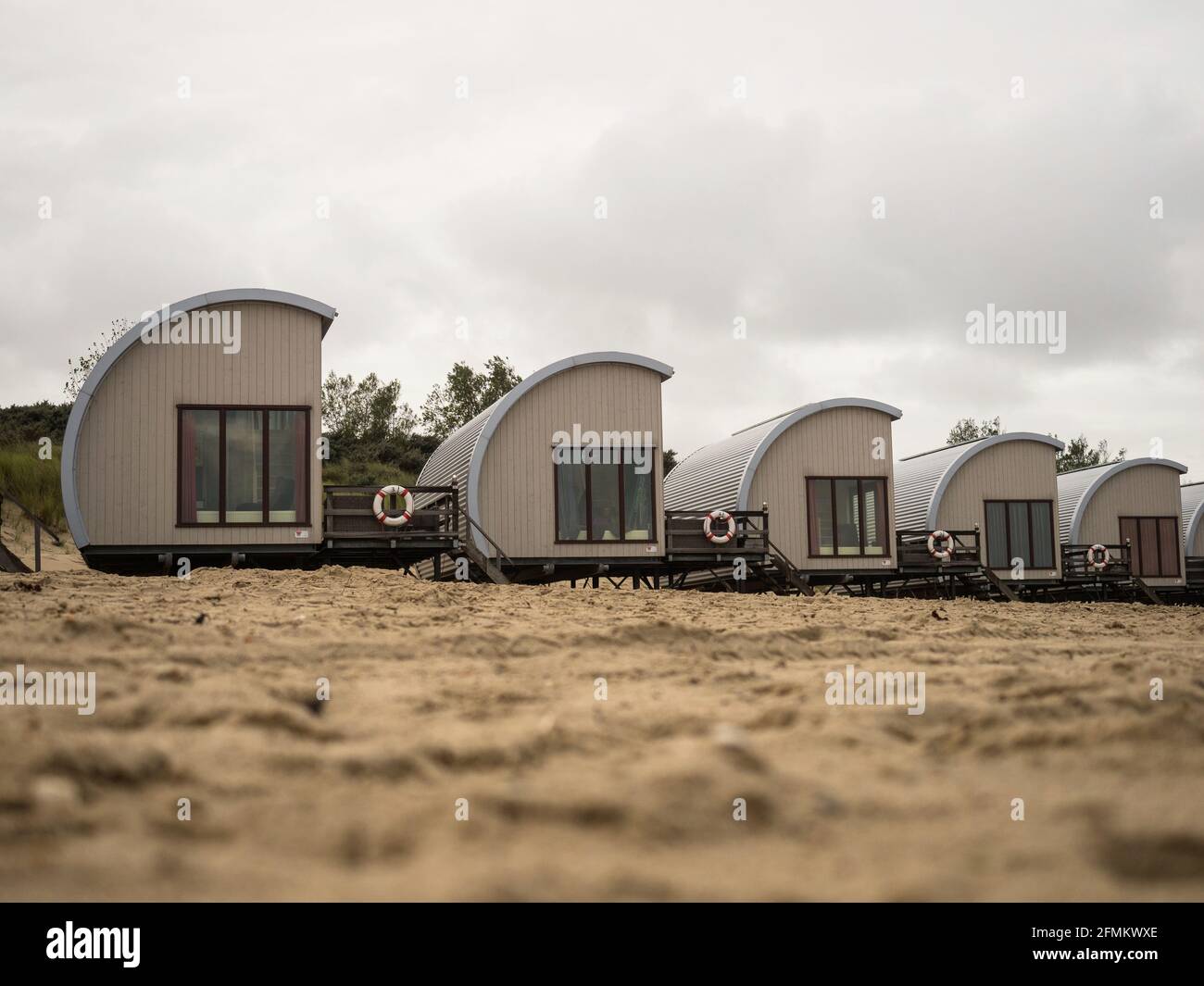 Panoramablick auf Ferienhäuser Strandhäuser am Sandstrand Breezand Vrouwenpolder Veere Zeeland Niederlande Nordsee Europa Stockfoto