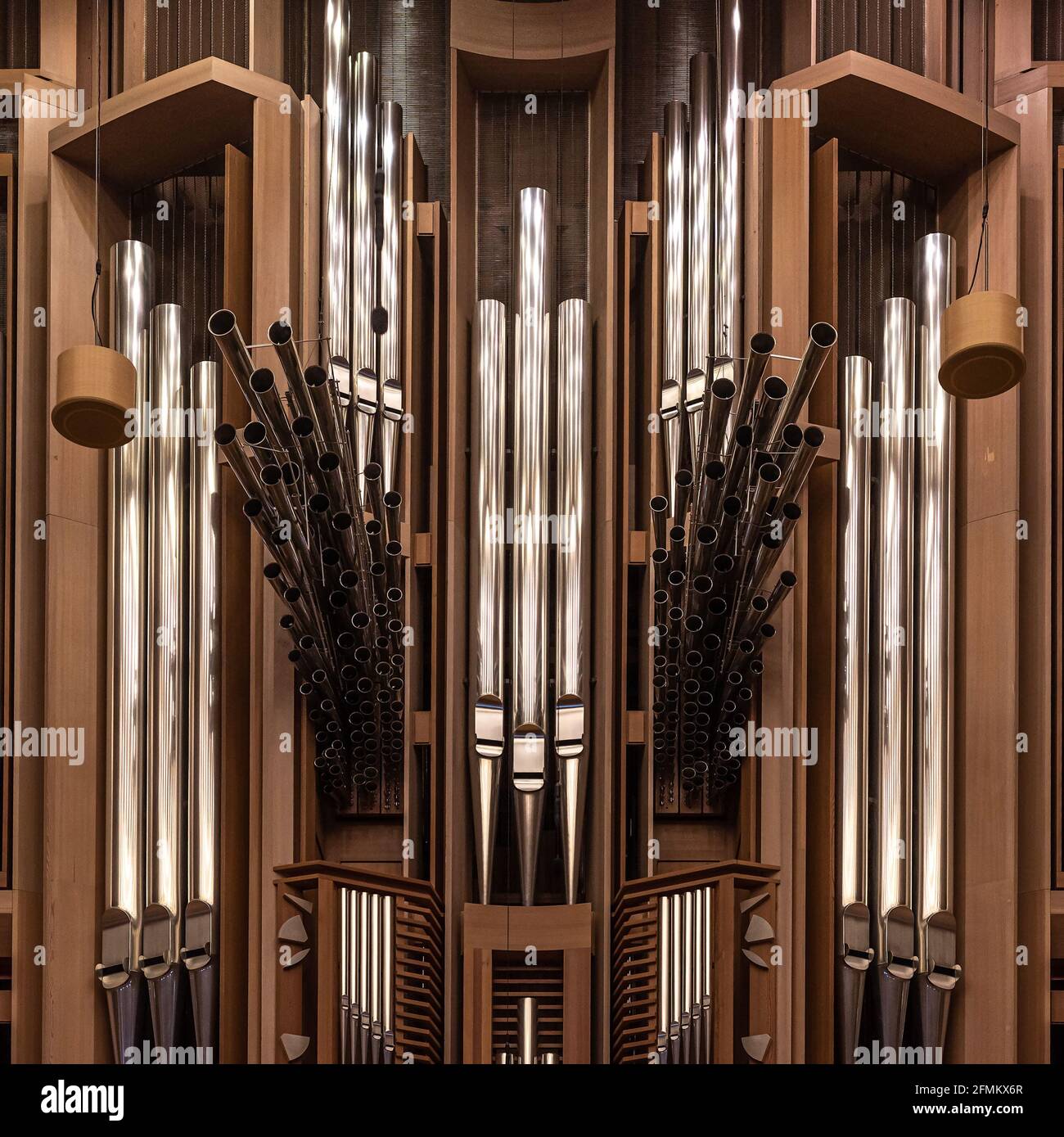 Orgel im Moskauer Haus der Musik, Register mit verschiedenen Pfeifen aus Metall, Musikinstrument, ausgewählter Schwerpunkt Stockfoto