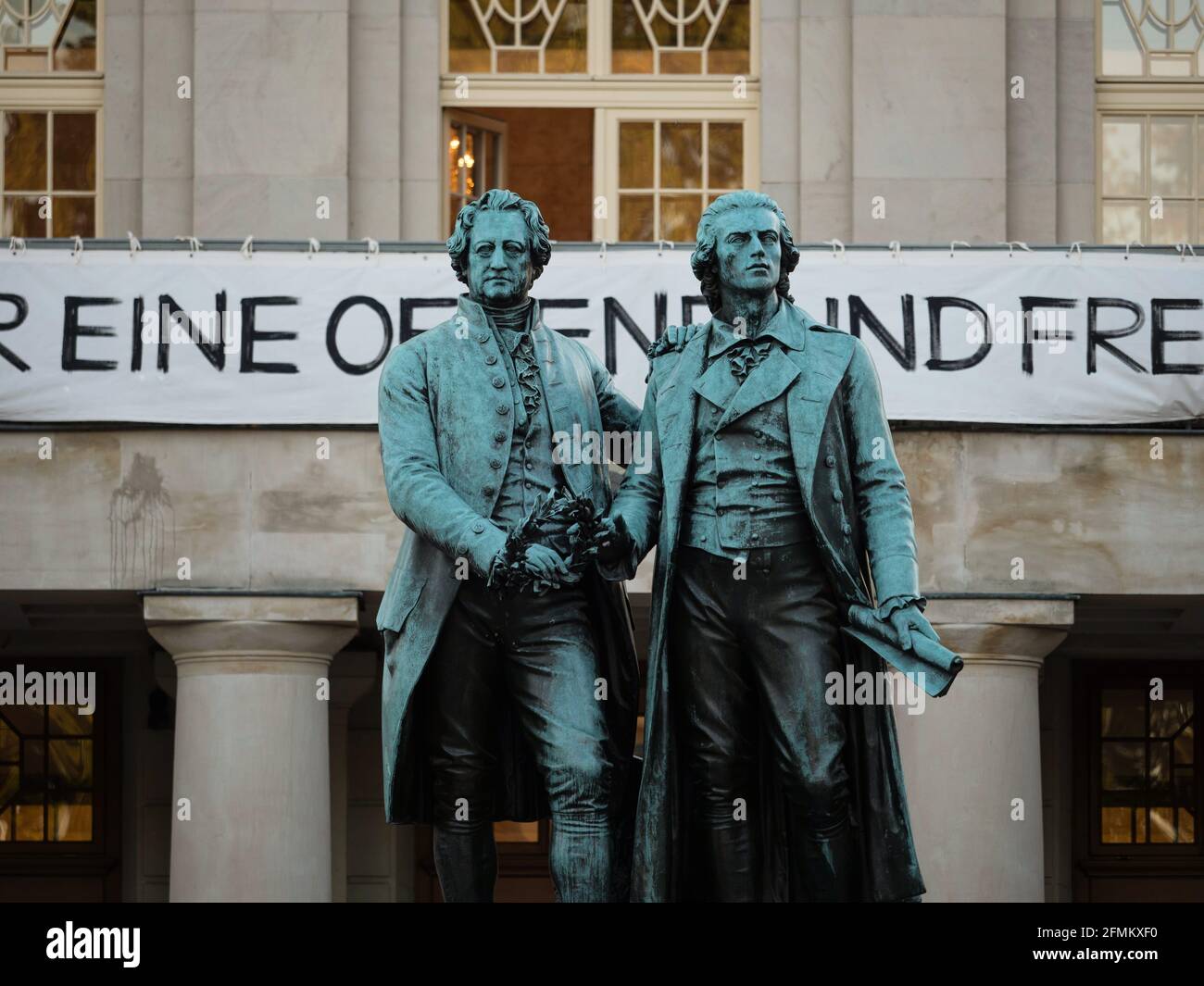 Nahaufnahme der Skulptur Denkmal Statue von Johann Wolfgang Goethe Und Friedrich Schiller vor dem Deutschen Nationaltheater in Weimar Thüringen Stockfoto
