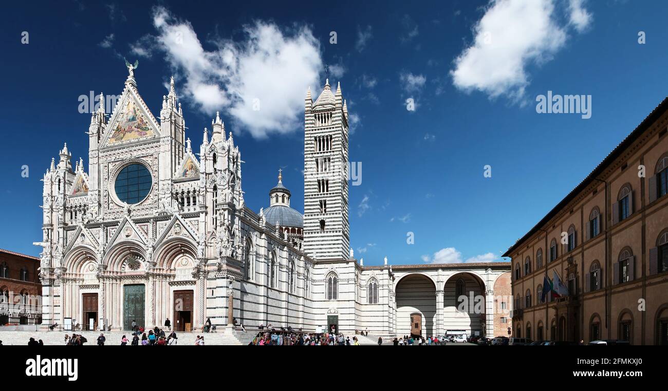 Schöne Sicht auf die Kathedrale Santa Maria del Assumption (Duomo di Siena). Siena. Toskana. Italien. Stockfoto