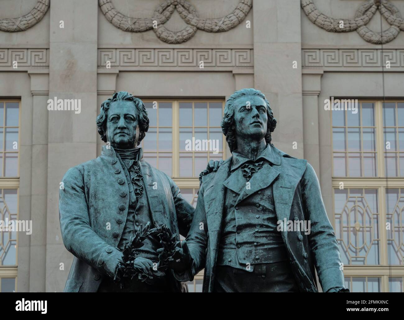 Nahaufnahme der Skulptur Denkmal Statue von Johann Wolfgang Goethe Und Friedrich Schiller vor dem Deutschen Nationaltheater in Weimar Thüringen Stockfoto