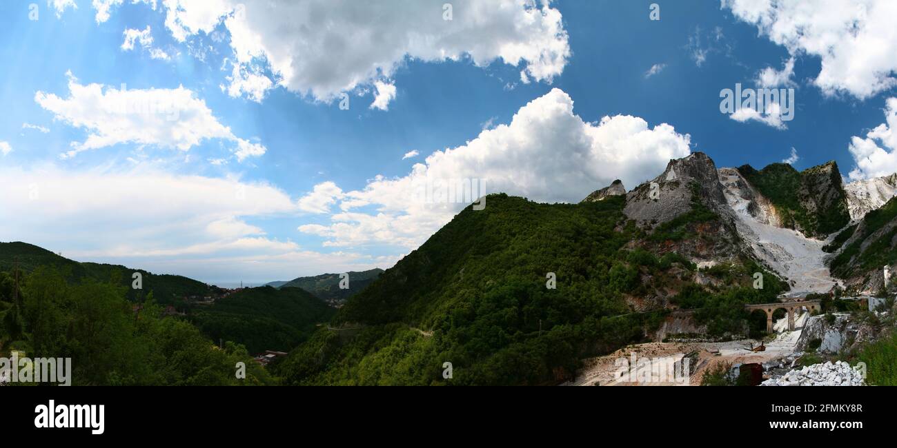 Schöne Aussicht auf Marmorbruch mit Vara-Brücke. Carrara. Apuanischen Alpen. Toskana. Italien. Stockfoto