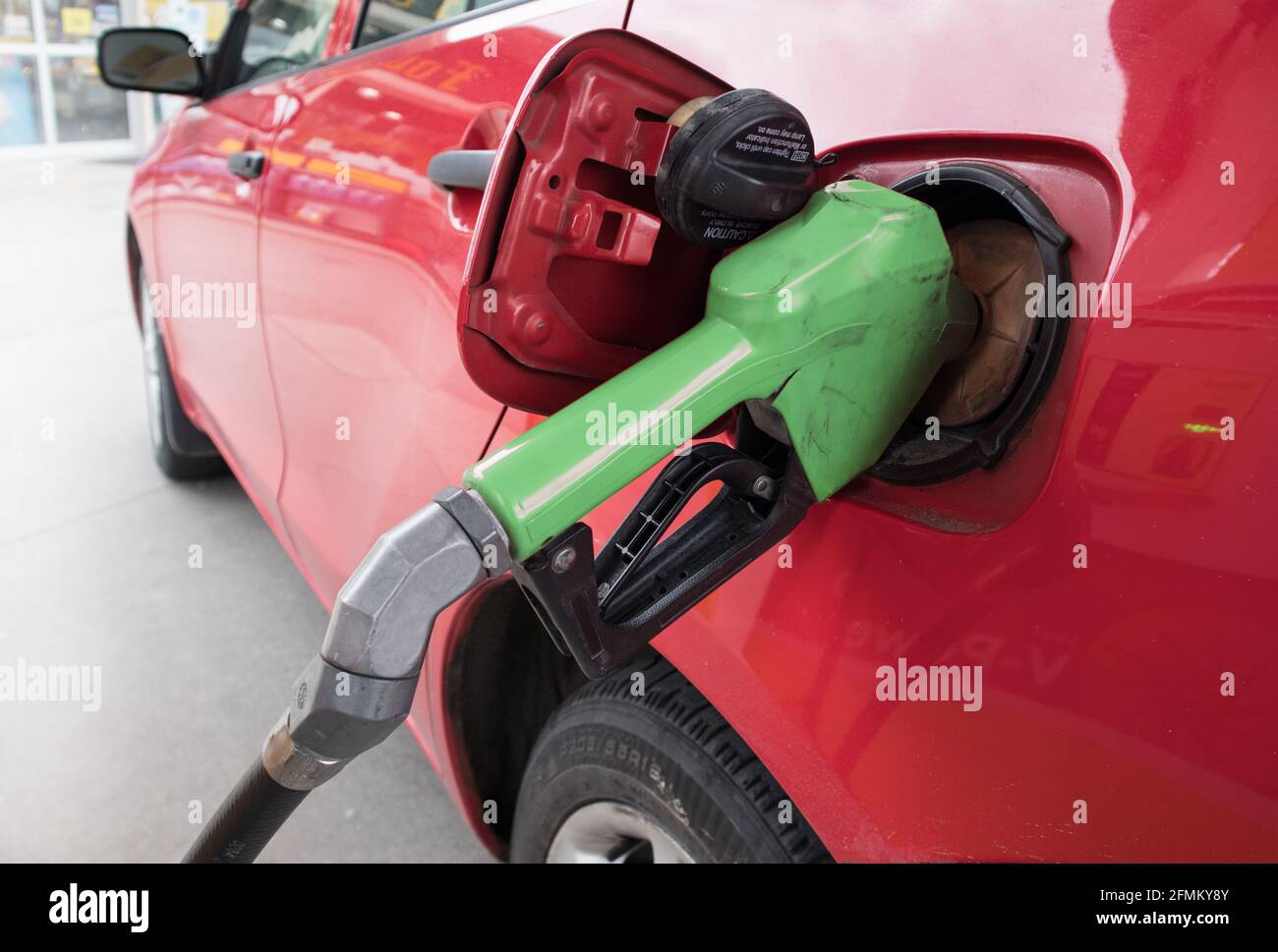Eine grüne Kraftstoffpumpe, die den Tank eines Automobils speist Stockfoto