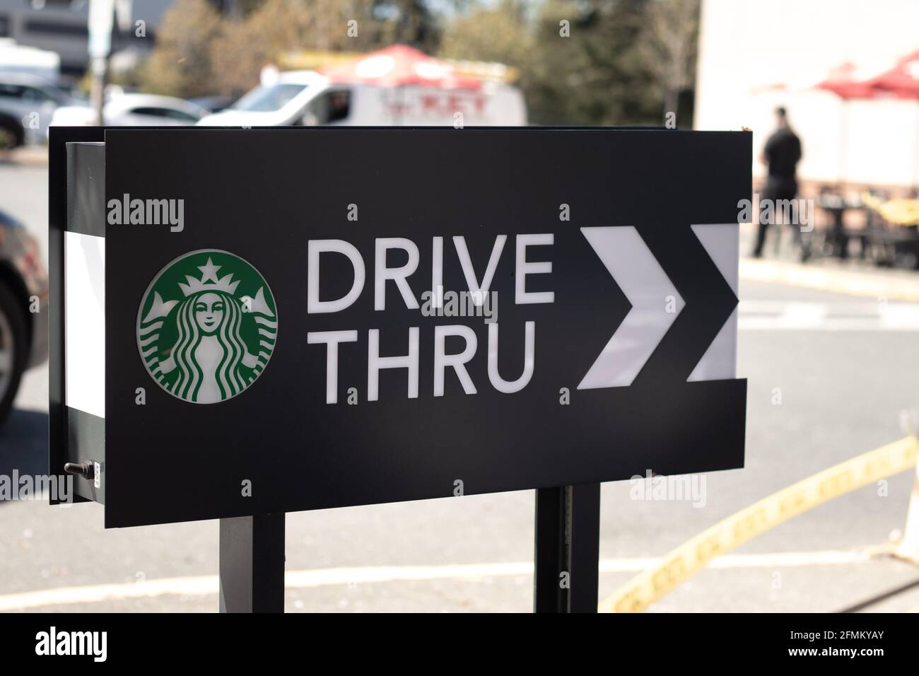 Courtenay, Kanada - 22,2021. April: Autos stehen an, um Essen im McDrive im Starbucks Coffee Shop zu bestellen Stockfoto